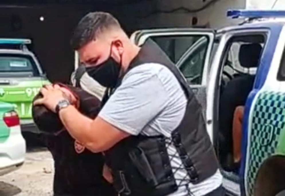 Uno de los detenidos ingresando a la Comisar&iacute;a de Ca&ntilde;uelas.