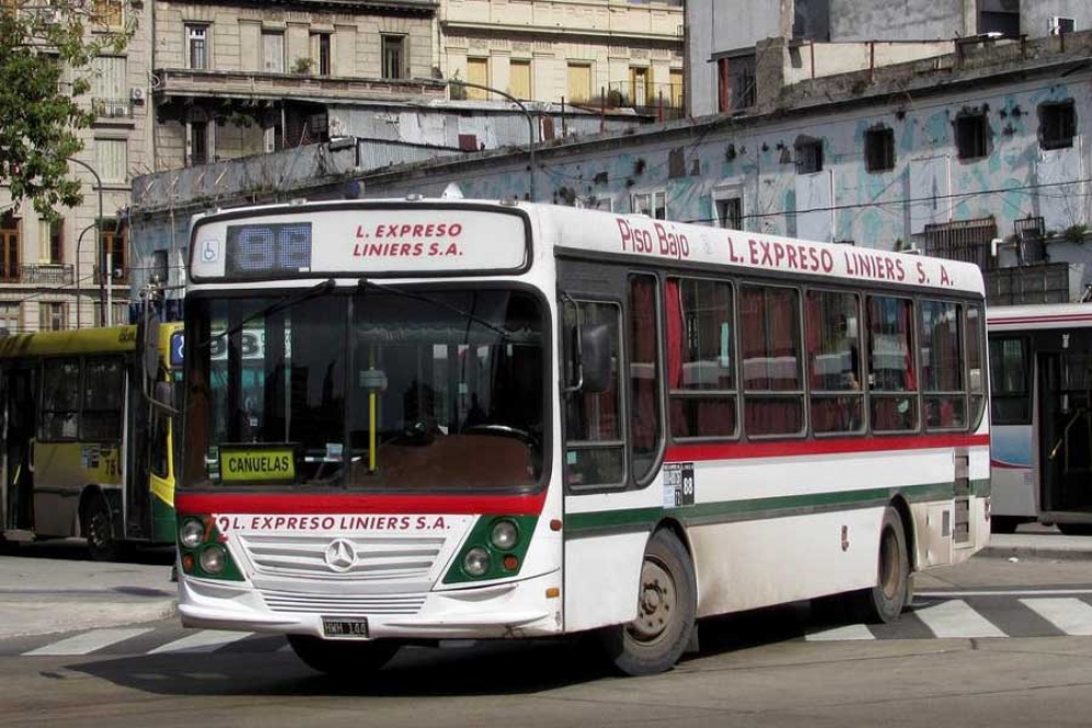 Balearon a un colectivero de la L&iacute;nea 88 y la empresa suspendi&oacute; el servicio