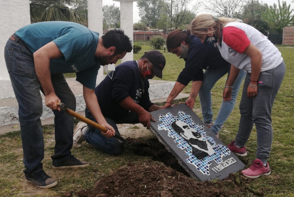 Dirigentes y militantes colocaron la placa.
