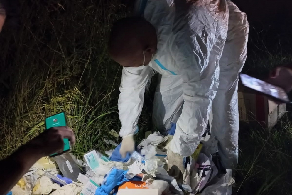 Personal del Marzetti revisando las bolsas.