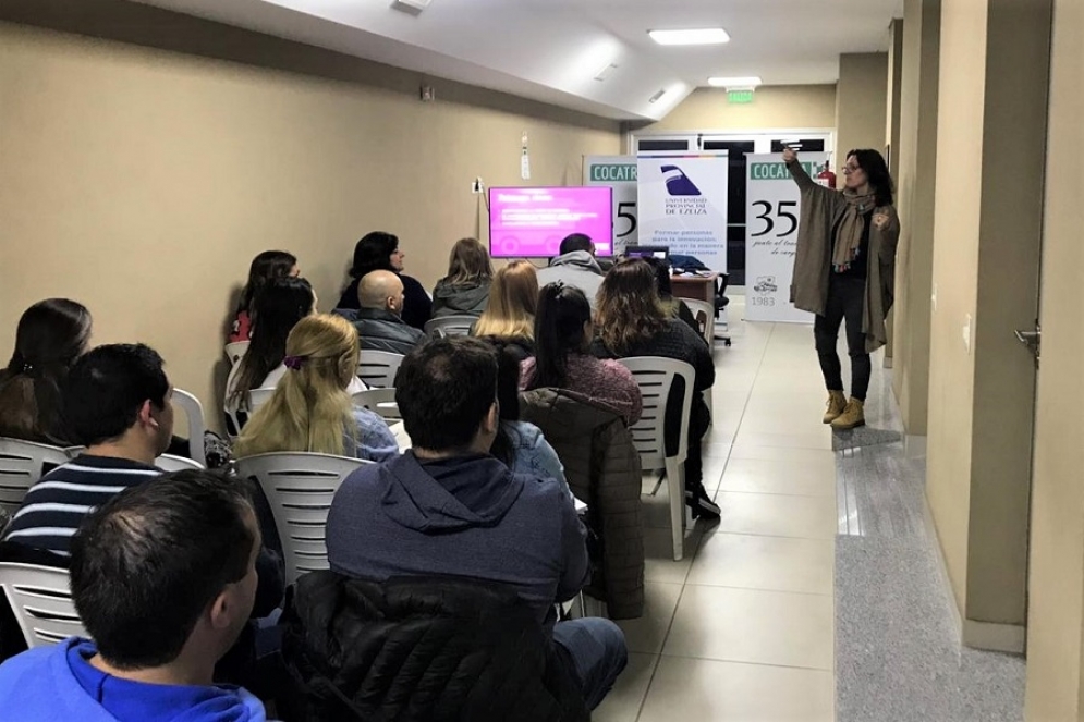 Los profesores durante la primera clase. 