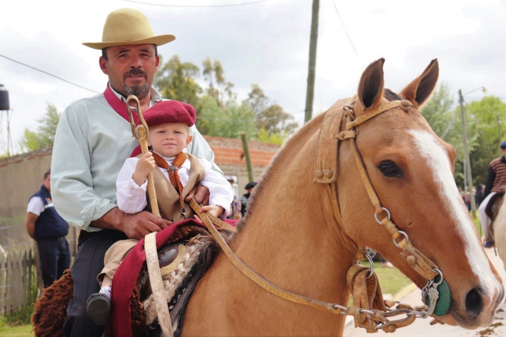 Centros tradicionalistas y vecinos desfilaron a caballo.
