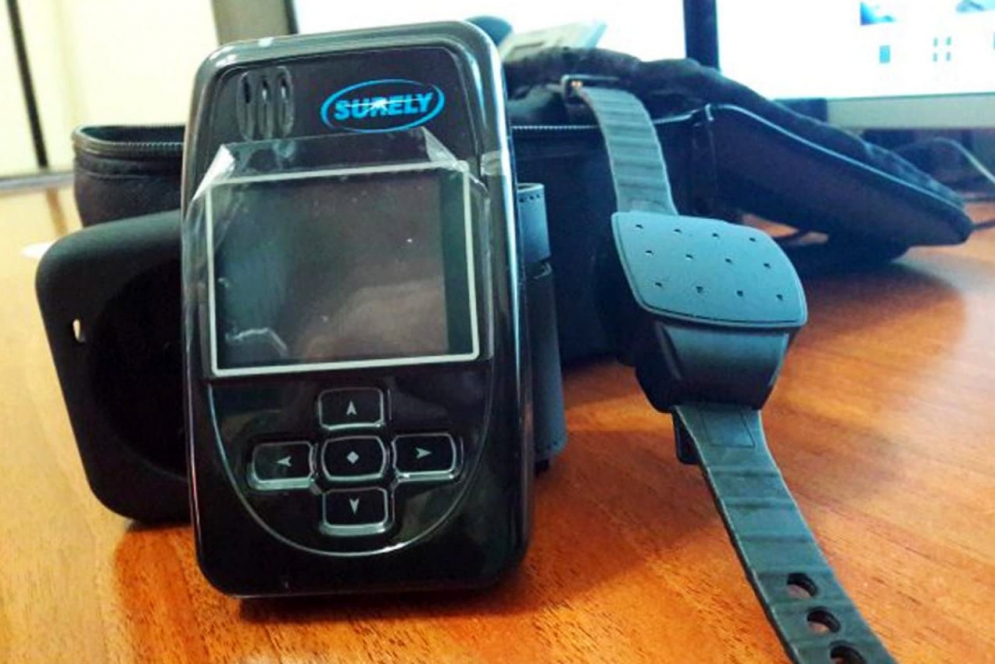 La v&iacute;ctima cuenta con un "bipper" que empieza a sonar con mayor intensidad cuando el agresor se acerca a su posici&oacute;n o a su casa.