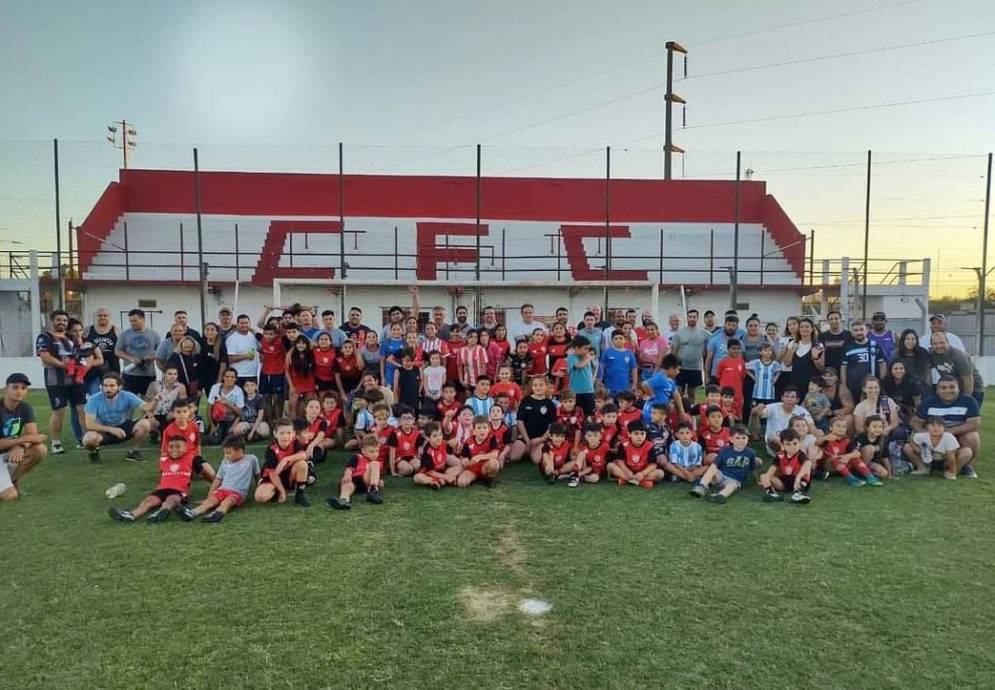 La semana pasada hubo una reuni&oacute;n informativa para los padres. Ph: Facebook Escuela de F&uacute;tbol de CFC.
