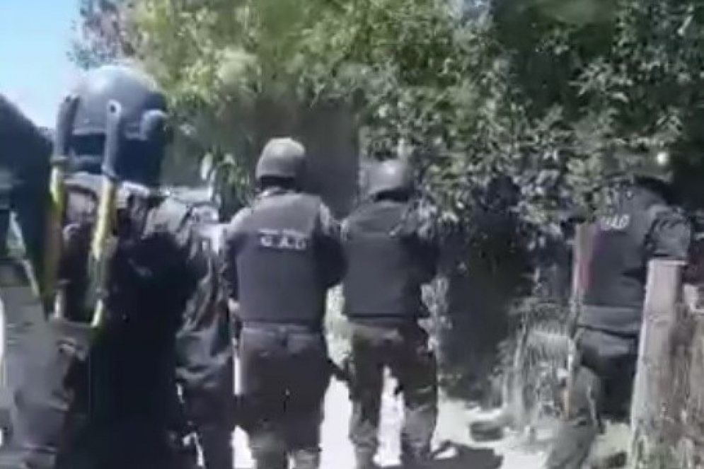 La polic&iacute;a entrando a una de las casas de Azara.