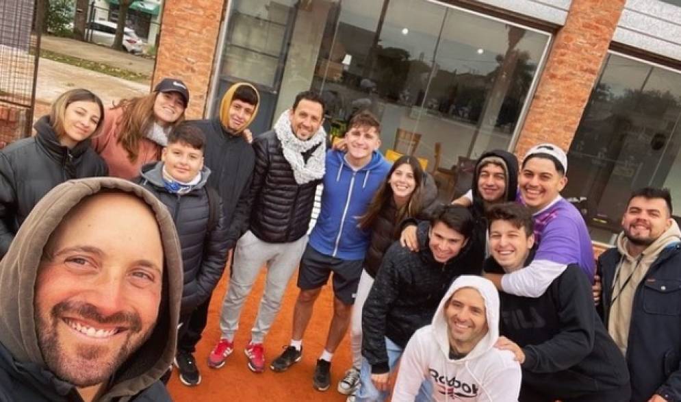 Andr&eacute;s Chalcoff, el profesor de la escuela del CFC, junto a todo el equipo.