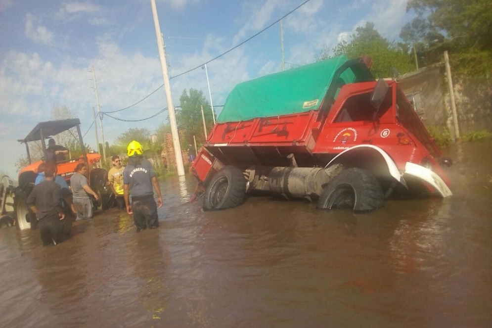 Los Bomberos trabajan a destajo para ayudar a los damnificados. 