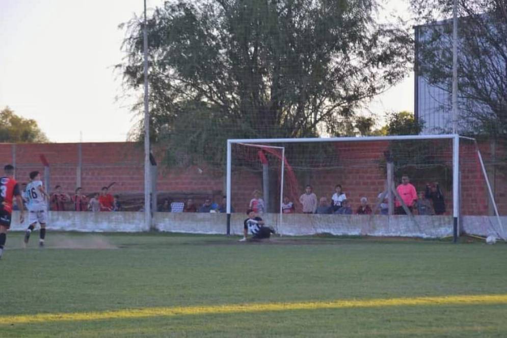 Moschini tuvo la posibilidad de poner el 2-1. Ph: El Autografo.