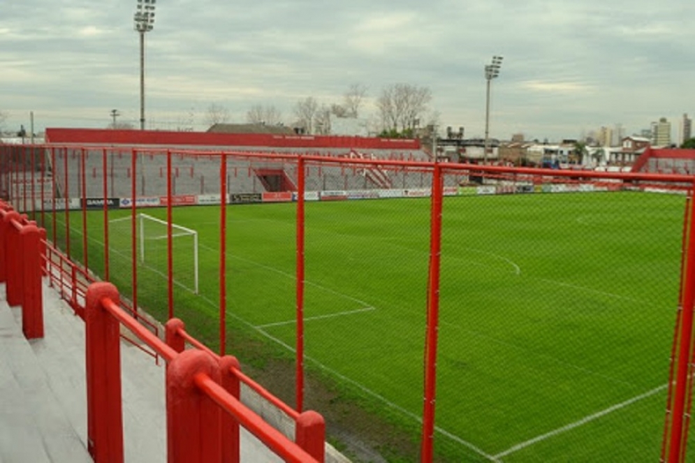 El estadio se encuentra en el partido bonaerense de Lan&uacute;s.