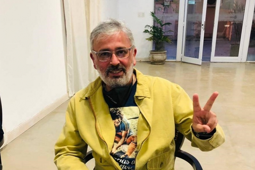 Alcoba luci&oacute; una remera con la imagen de Maradona.