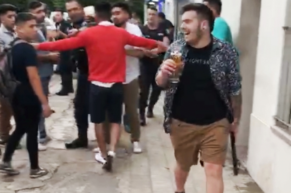 Juan Cruz con el bast&oacute;n en su mano izquierda, perseguido por el efectivo.