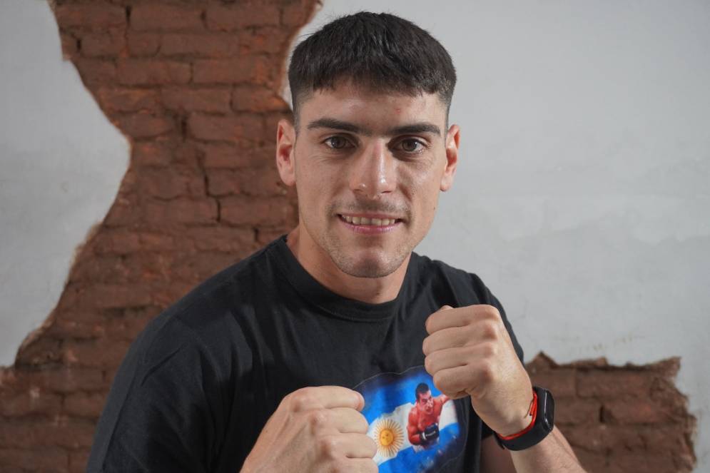 El campe&oacute; posando para NacPop.