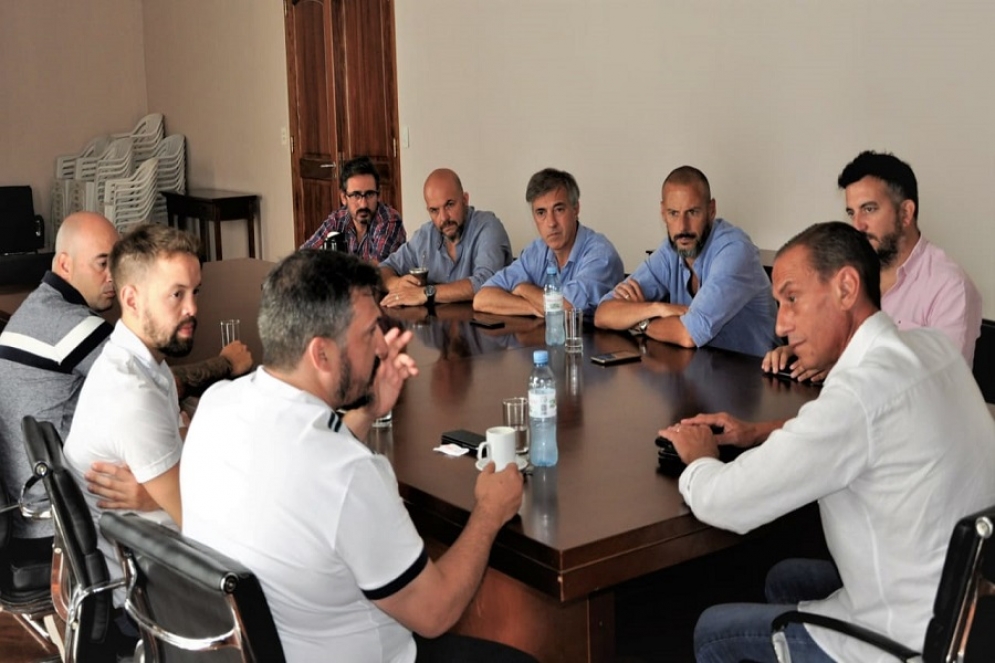 El intendente Arrieta junto a los representantes de SUTPA y lesgiladores y funcionarios locales. 