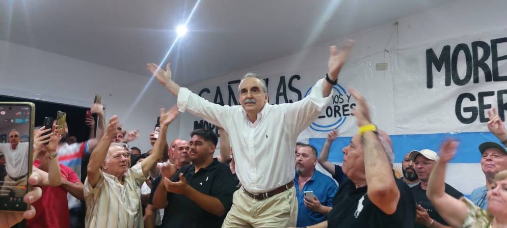 El ex Secretario de Comercio Interior se subi&oacute; a una silla para cantar el hit del verano: "Traigan al gorila...".