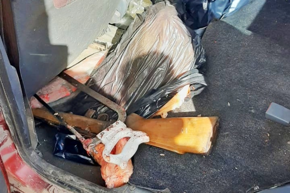 El rifle, la Sierra y la carne detr&aacute;s del asiento del conductor.