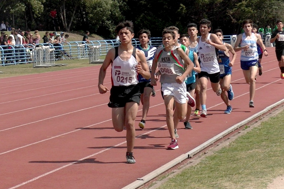 Long encabezando el pelot&oacute;n.
