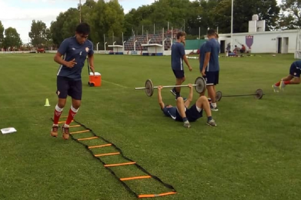 El plantel albirojo en plena acci&oacute;n.