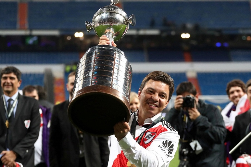 "El mu&ntilde;eco" Gallardo, t&eacute;cnico de River levantando la copa.