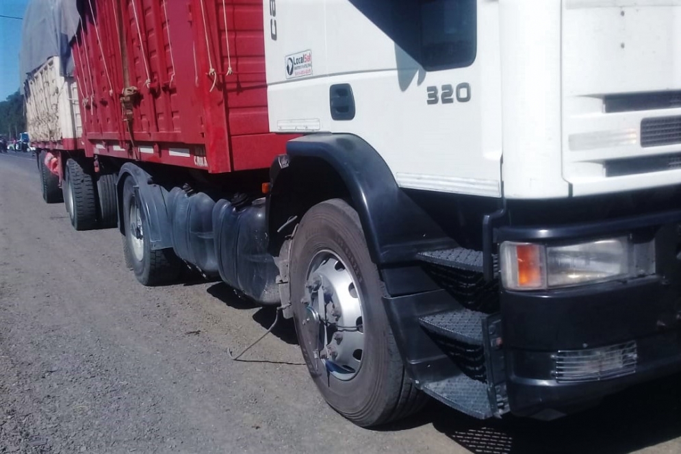 El IVECO involucrado en el accidente, con la varilla del "vig&iacute;a" desprendida.