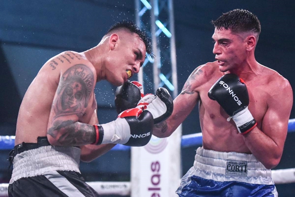 "Chaito" castigando al "Bandido" P&eacute;rez en el Club Juventud.