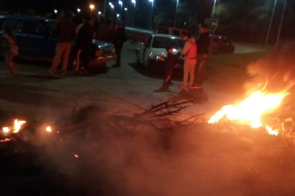 Los vecinos quemaron gomas y ramas.