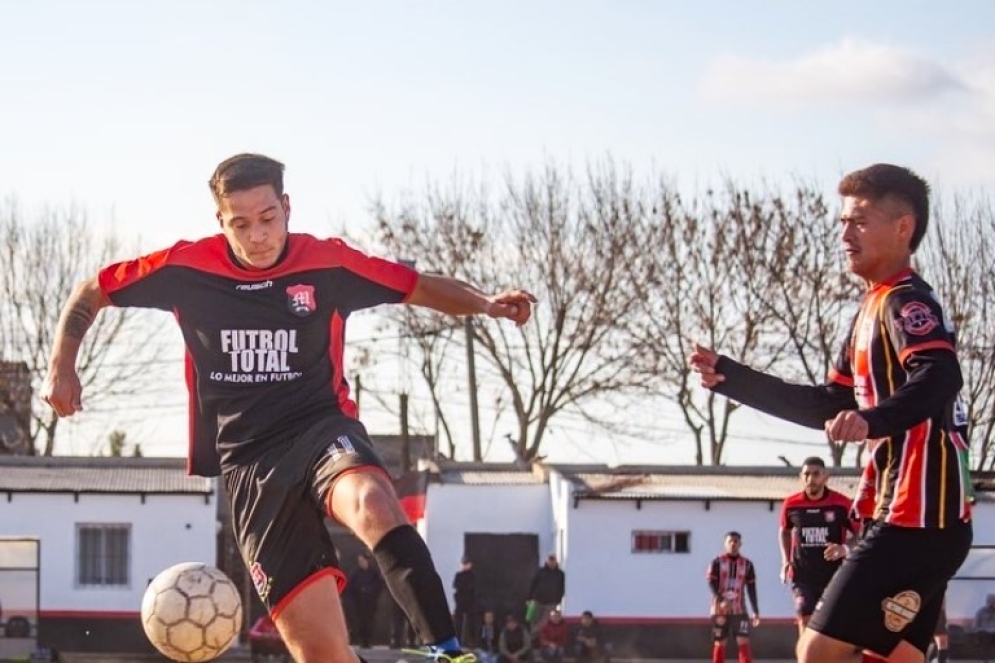 Arrieta yendo a buscar la pelota (Cr&eacute;ditos: La Huella Deportes) 
