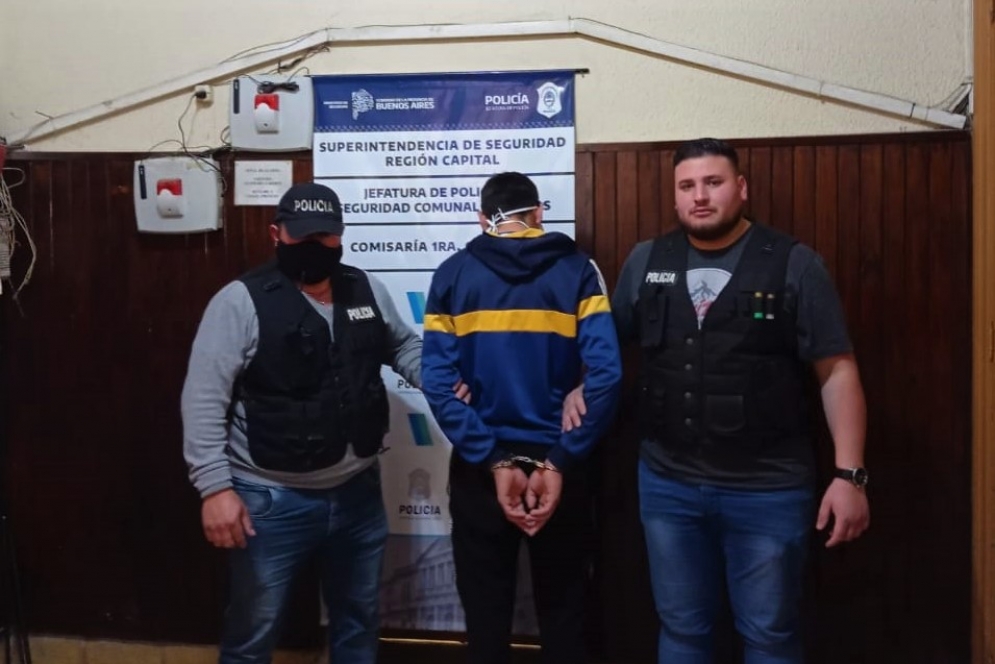 Mart&iacute;n Andr&eacute;s esposado en la Comisar&iacute;a de Av. Libertad.