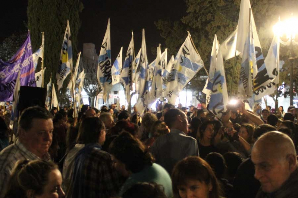 #FuerzaCristina, el lema que junt&oacute; unas mil personas en Ca&ntilde;uelas