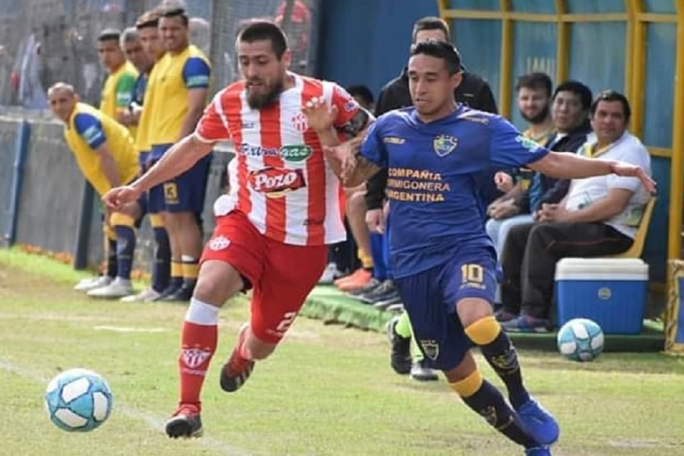 Maidana disputando la pelota. 