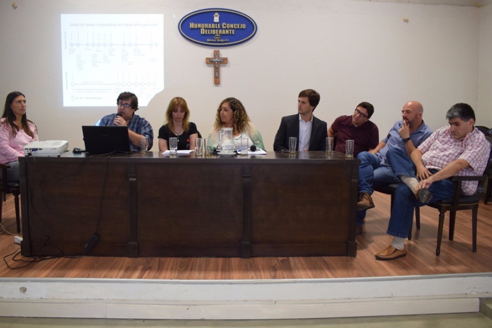 La conferencia de prensa en pleno desarrollo.