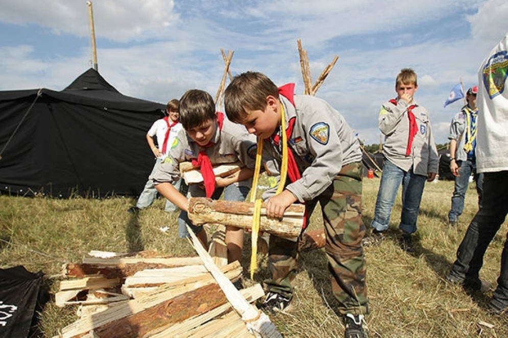 El s&oacute;tano inundado y las pertenencias sumergidas en el agua. 