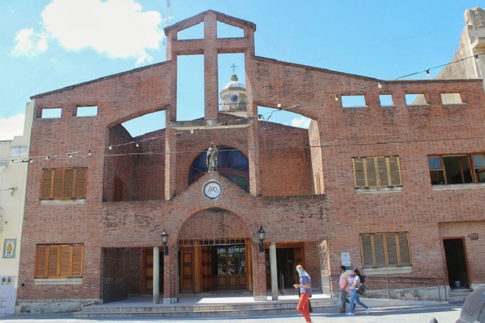 La parroquia se ubica en Del Carmen al 561.