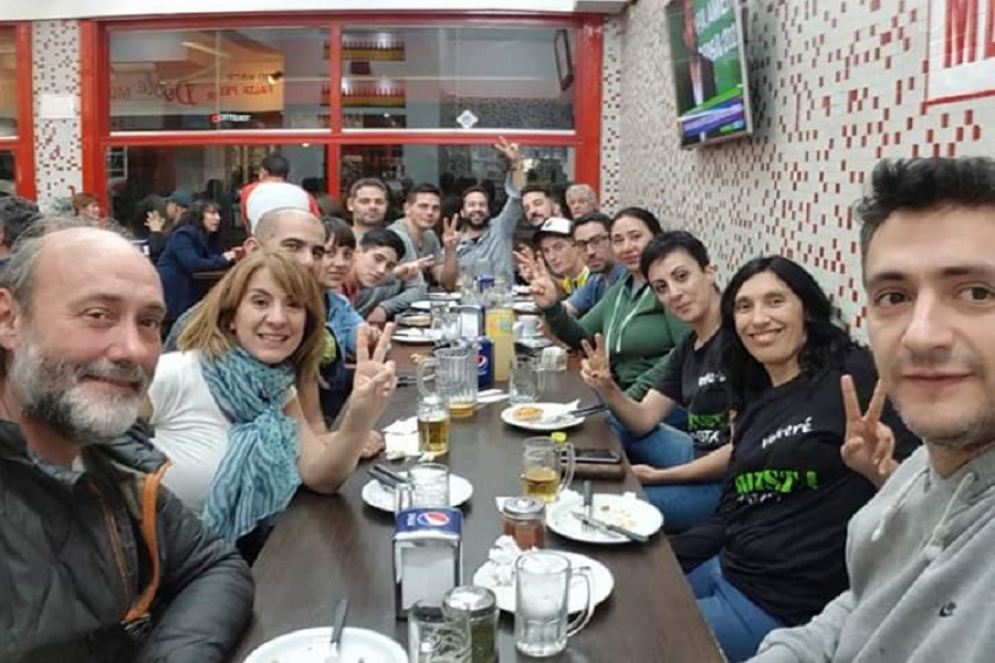 Diez, el primero de la izquierda. La mesa esta servida, pone los fideos que estamos todos. 