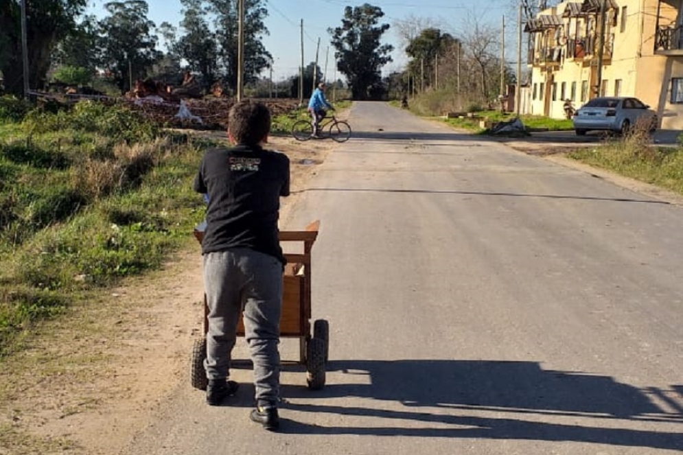 Uno de los ni&ntilde;os repartiendo los huevos. 