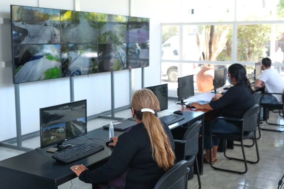 Varios trabajadores del sistema "Prome" trabajan en seguridad.