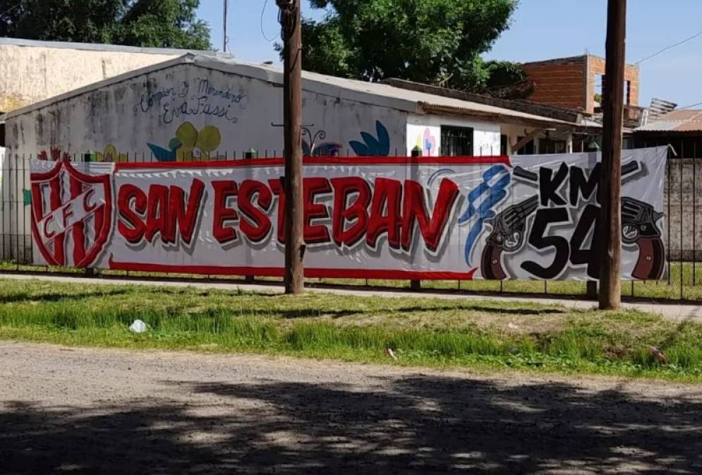 La banda del "Km 54" se adjudic&oacute; el trapo que pide la liberaci&oacute;n de los Novoa.