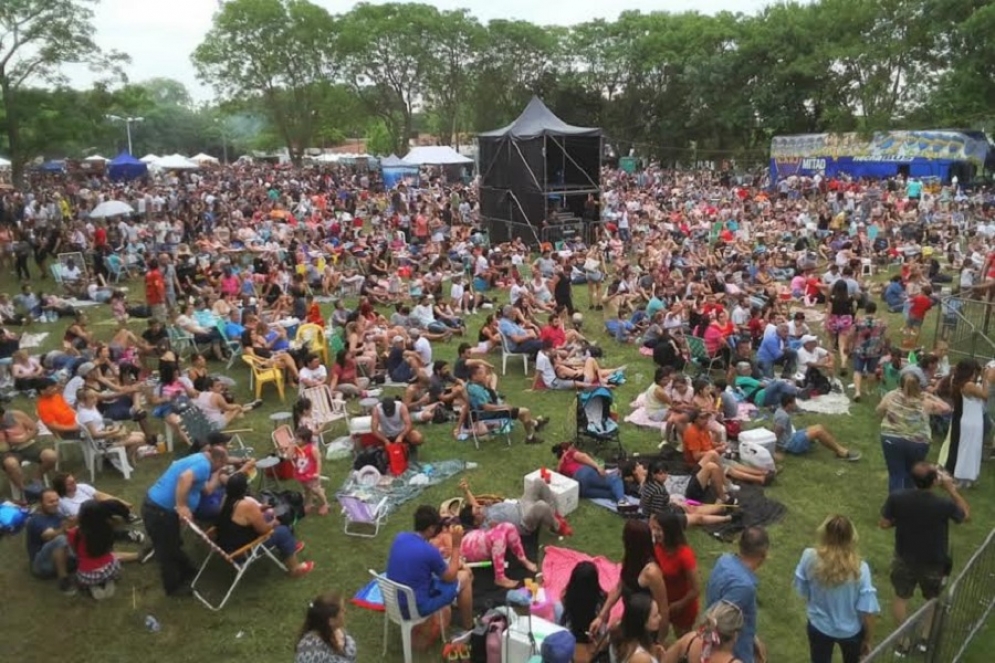 Los visitantes esperando por los distintos shows art&iacute;sticos. 