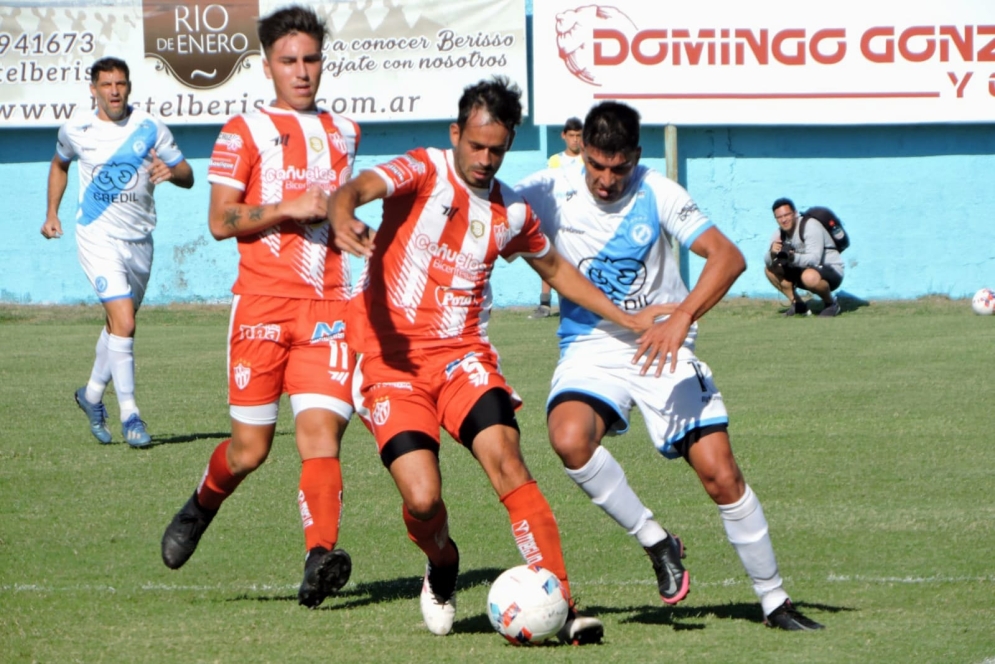 Gabriel L&oacute;pez resguardando la bola (Foto: Prensa San Carlos)