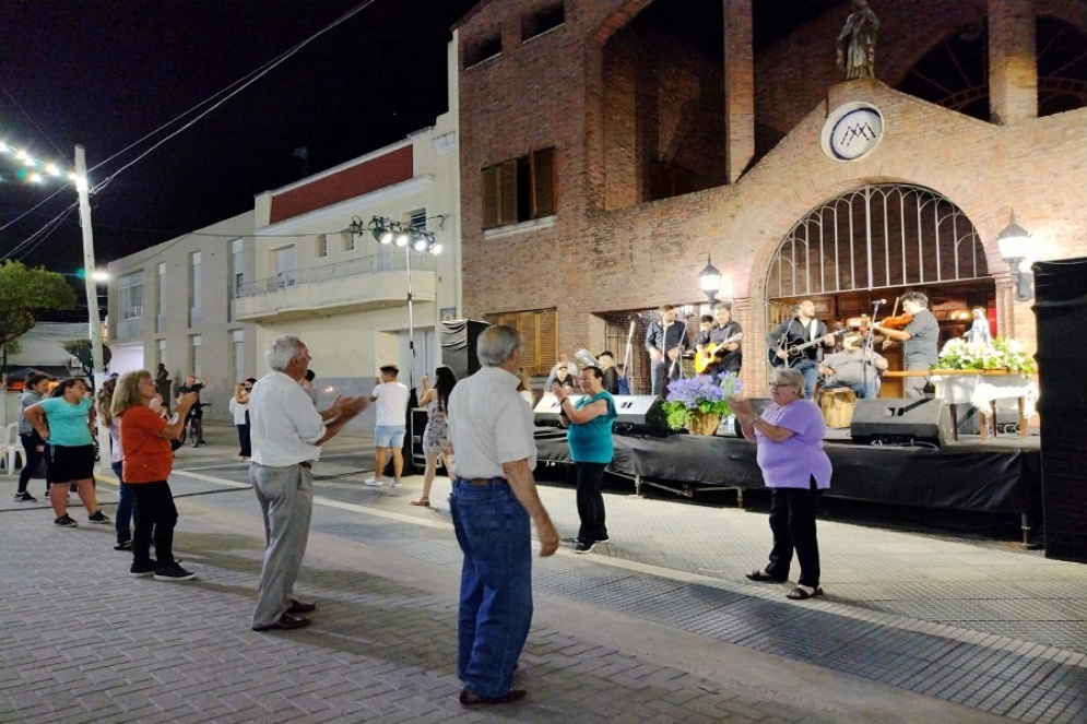 La jornada concluy&oacute; con la m&uacute;sica del conjunto Los Cayetanos.
