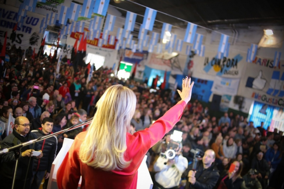 Fassi durante su discurso, ante un estadio colmado. 