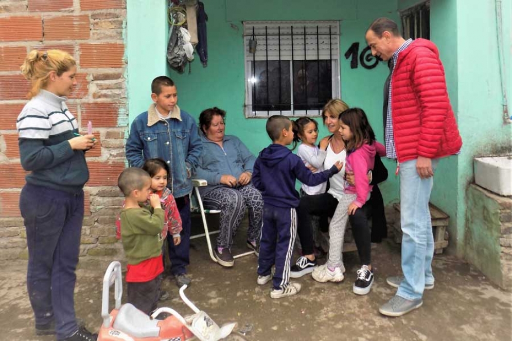 Las autoridades municipales en una de las casas de los vecinos del barrio San Ignacio que visitaron.  