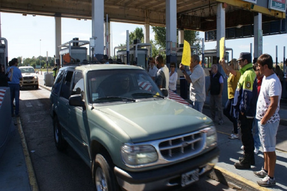 Vecinos de Lobos protestando en el peaje. Foto: Infolobos. 