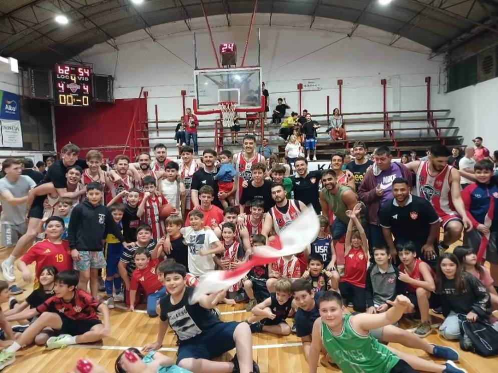 El plantel superior rodeado de su&nbsp;gente.