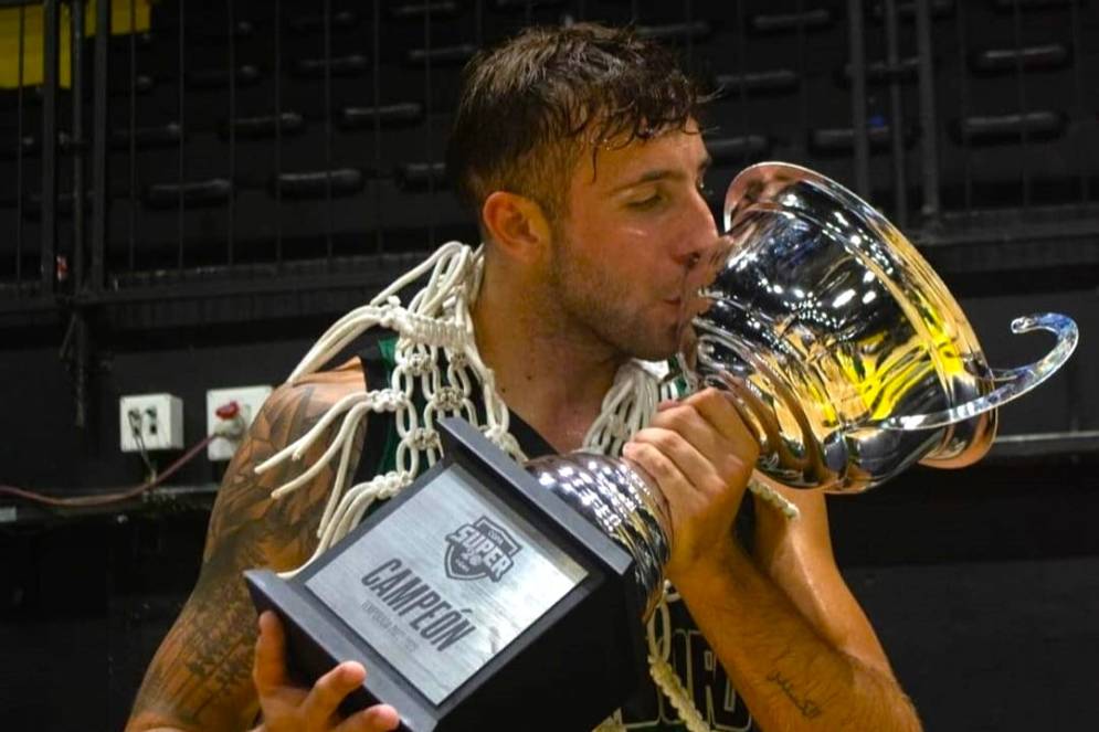 "Pipi" con el trofeo entre sus manos.  