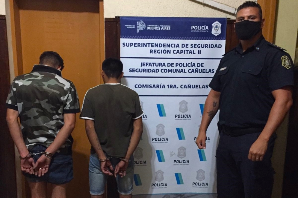 "Chuly" de remera camuflada. Bouchet, m&aacute;s petiso, a su lado. 