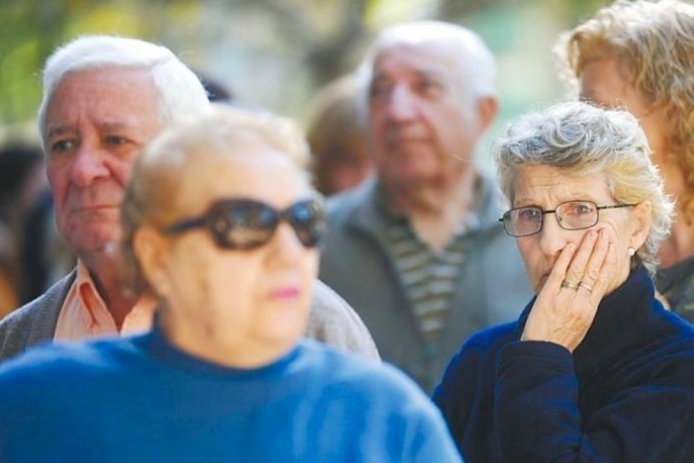 Algunos abuelos se llevaron una sillita de camping. Un comercio brind&oacute; sillas para amenizar la espera.