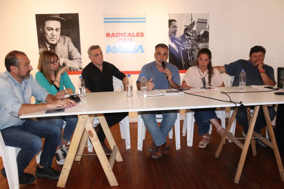 Fernando Abdo (micr&oacute;fono en mano) fue funcionario en los gobiernos radicales de Ezequiel Rizzi y Leonardo Rivarola. Actualmente es titular de prensa y fue candidato a concejal del oficialismo.