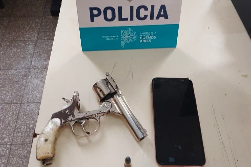 El rev&oacute;lver secuestrado y el Samsung J4 sustra&iacute;do a la v&iacute;ctima. 