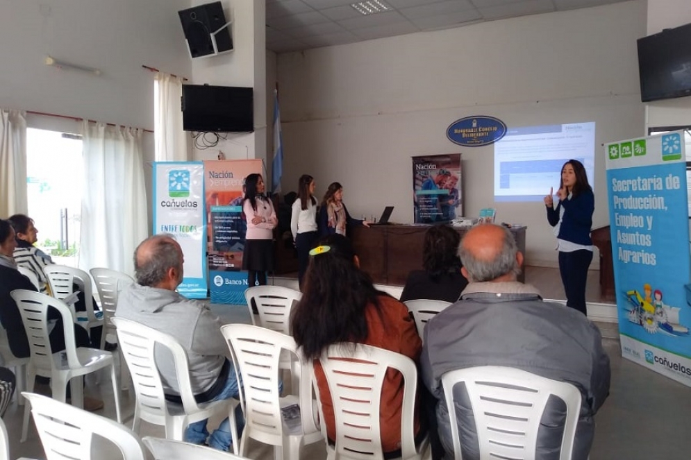 Personal del banco Naci&ograve;n asesorando a emprendedores locales.