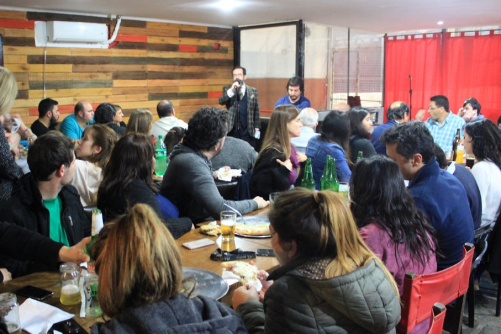 Caramello en plena disertaci&oacute;n